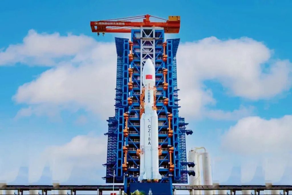 Specialized crane for rocket launches